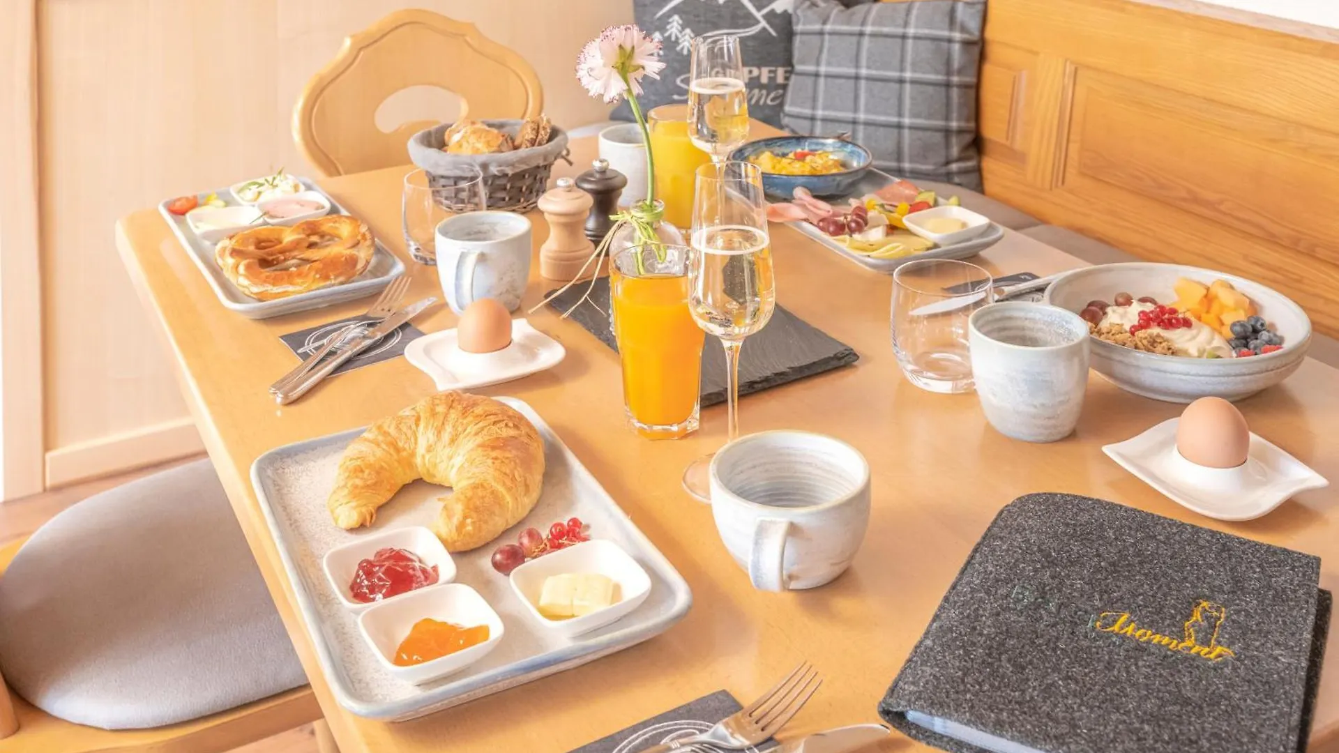 Pension Bergmoment Ferienwohnungen Und Zimmer Mit Fruehstueck Lenggries