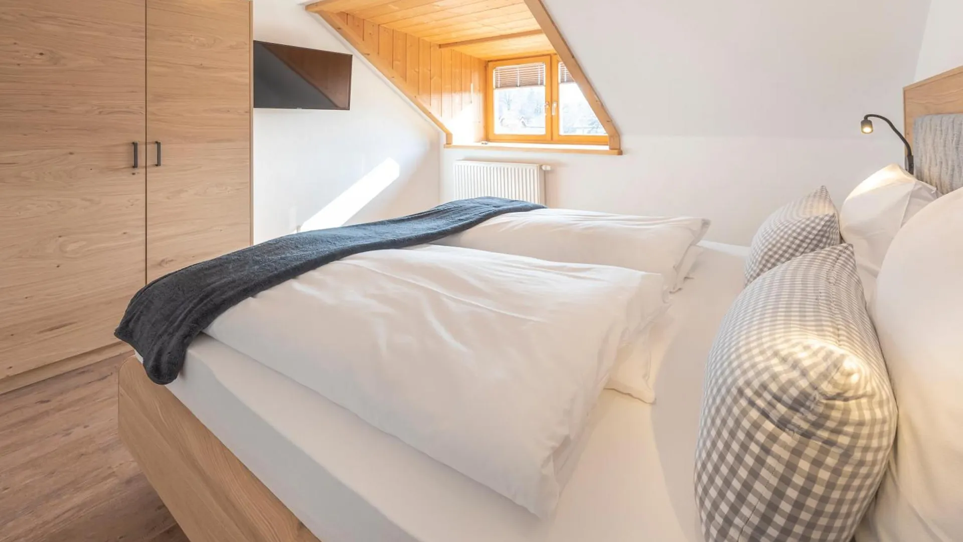 Pension Bergmoment Ferienwohnungen Und Zimmer Mit Fruehstueck Lenggries Apartment