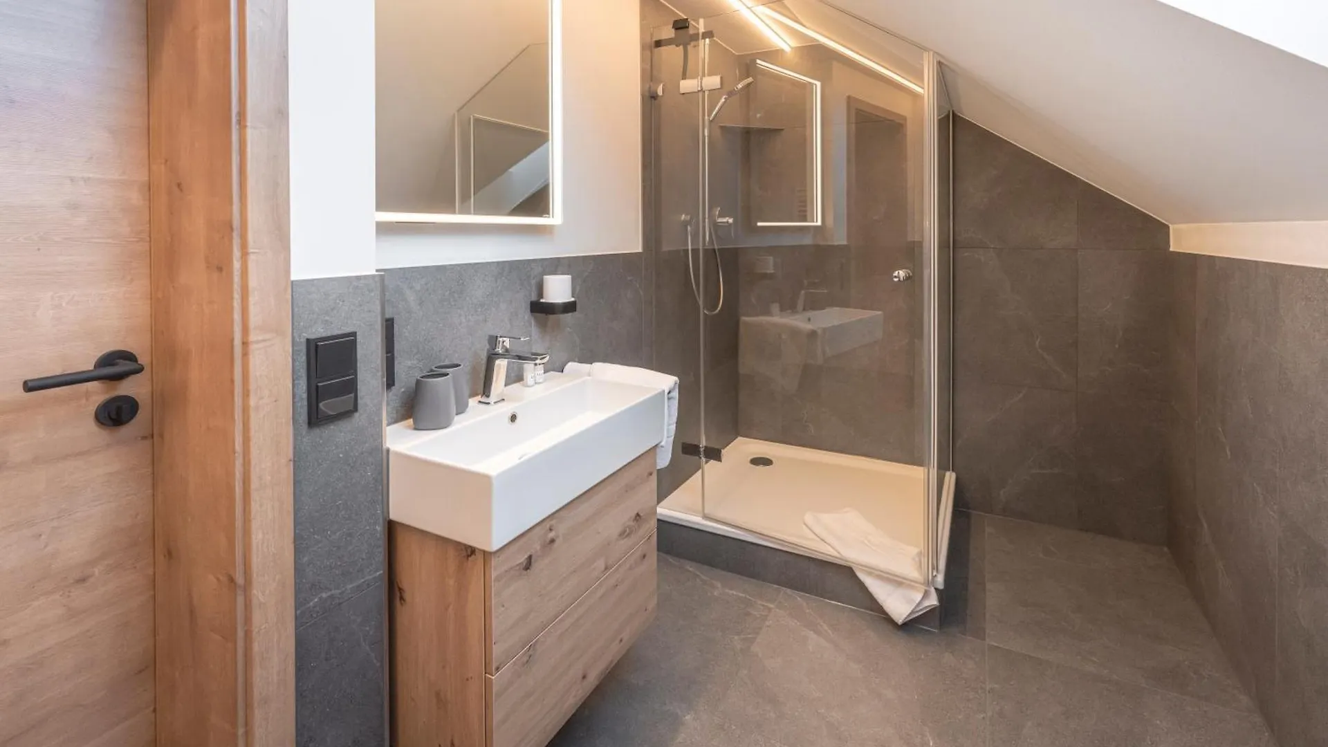 Pension Bergmoment Ferienwohnungen Und Zimmer Mit Fruehstueck Lenggries 0*,  Germany